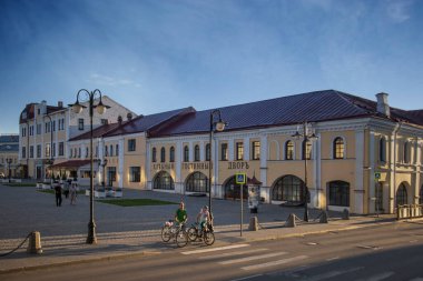 Rybinsk, Rusya - 10 Ağustos 2020: Rybinsk kasabasının merkezindeki caddenin görüntüsü. Eski Ekmek Borsası Binası
