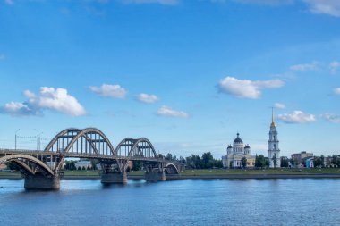 Rybinsk, Rusya - 10 Ağustos 2020: Rybinsk, Rusya 'da güneş doğarken Volga seti manzarası. Volga nehri üzerindeki köprü. Şekil Değiştirme Katedrali Görünümü.