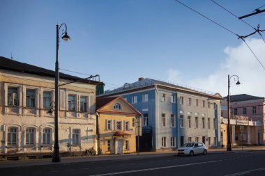 Rybinsk, Rusya - 10 Ağustos 2020: Rybinsk kasabasının merkezindeki sokak manzarası, Krestovaya Caddesi