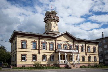 Cherepovets, Vologda bölgesi, Rusya 3 Ağustos 2020, Ateş Kulesi. Yıldönümü için, Kommunistov Caddesi 'ndeki N 40 numaralı ahşap bina şehir sakinlerine tanıdık gelecek şekilde yeniden inşa edildi.