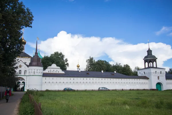ヤロスラヴル ロシア 2020年8月21日 Vvedensky Tolga修道院 ヴォルガのヤロスラヴルにある正教会の女性修道院は銀行を出た 正和2年 1314年 — ストック写真