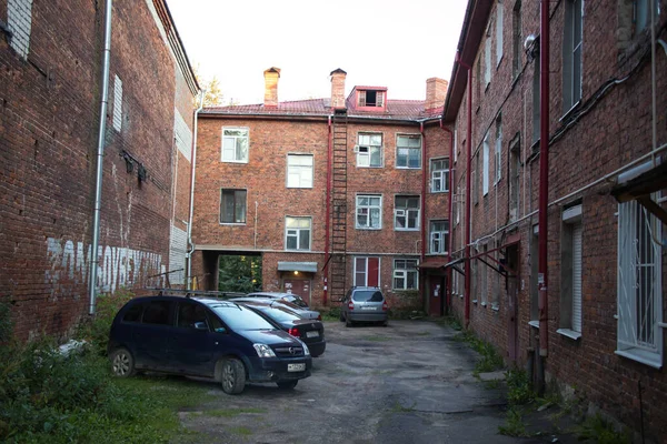 莱宾斯克 俄罗斯 2020年8月10日 自伟大的卫国战争 1941 1945年 第二次世界大战 以来废弃的旧砖墙公寓楼的庭院 俄文登记 Shelter — 图库照片