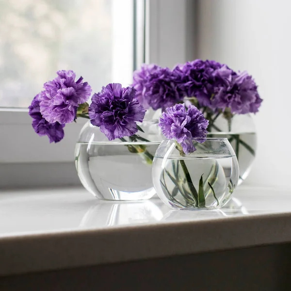 Bouquets Mariée Oeillets Lilas Dans Quatre Vases Ronds Verre Différentes — Photo