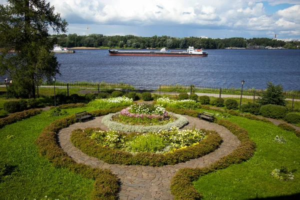 Cherepovets Región Vologda Rusia Agosto 2020 Macizo Flores Frente Mansión — Foto de Stock