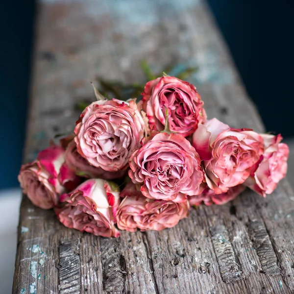Букет Красных Роз Цвета Кофе Капучино Лежит Съеденной Деревянной Поверхности — стоковое фото