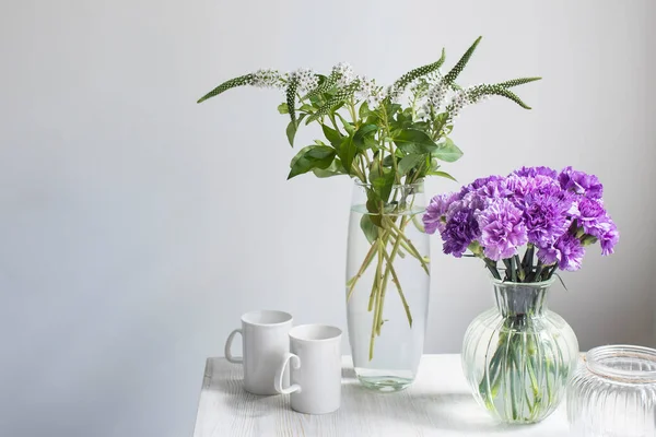 Bouquets Mariée Oeillets Lilas Dans Quatre Vases Ronds Verre Différentes — Photo