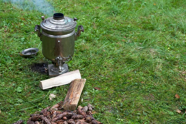 Aquecimento Samovar Com Cones Para Fazer Chá Samovar Está Relva — Fotografia de Stock