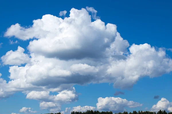 Sonbahar Havasında Kümülüs Bulutları Duvar Kağıdı — Stok fotoğraf