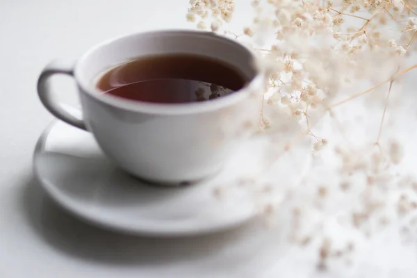 Uma Xícara Branca Chá Está Parapeito Janela Perto Secado Gypsophila — Fotografia de Stock