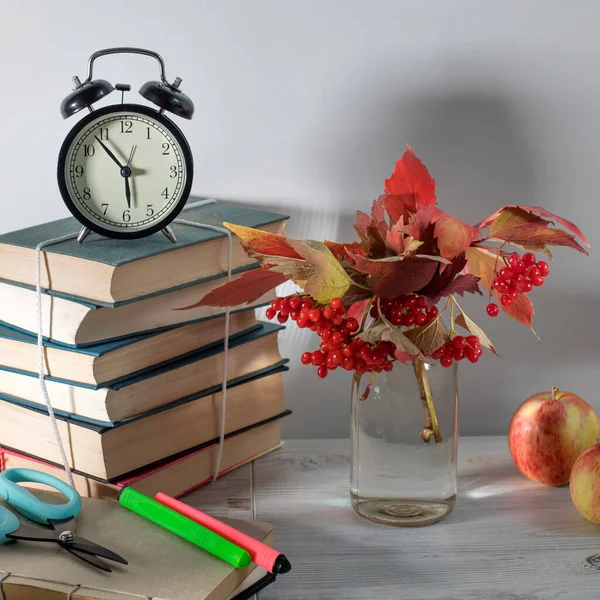 Επιστροφή Στο Σχολείο Φόντο Βιβλία Κούπα Και Ένα Μήλο Πάνω — Φωτογραφία Αρχείου