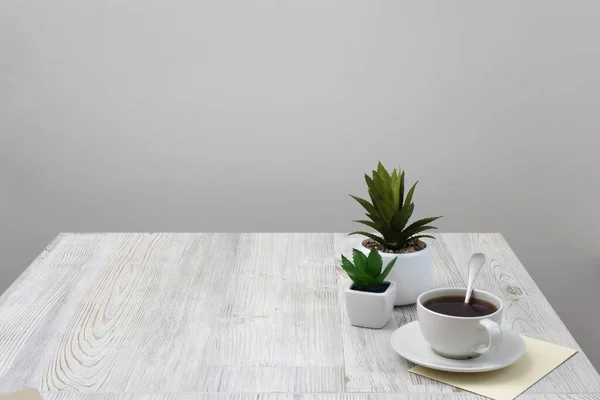 Kontor Skrivbord Trä Bord Arbetsplats Konstgjorda Växter Och Kaffekopp Med — Stockfoto