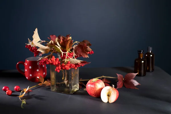 Bouquet Red Viburnum Branches Ripe Berries Vase Stands Table Dark — Stock Photo, Image