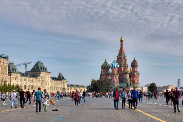 Moskwa Rosja Wrzesień 2020 Ludzie Fotografowani Placu Czerwonym Tle Katedra — Zdjęcie stockowe