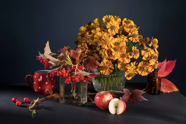 Een Boeket Helenium Met Wilde Druivenbladeren Een Glazen Vaas Tegen — Stockfoto