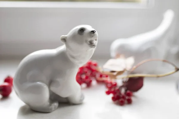 Estatueta Porcelana Urso Polar Com Ramo Viburnum Peitoril Janela Foto — Fotografia de Stock