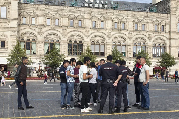 Moskau Russland September 2020 Polizei Überprüft Dokumente Einer Gruppe Kirgisischer — Stockfoto