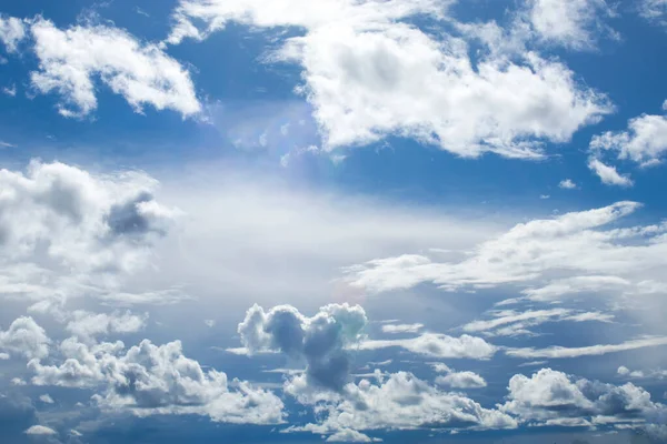 蓝天白云背景 蓝天上美丽的云彩 — 图库照片