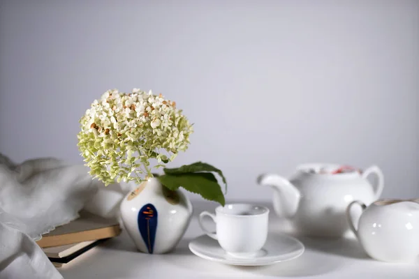 Weiße Teekanne Tasse Mit Untertasse Und Milchkanne Zum Teetrinken Grüne — Stockfoto