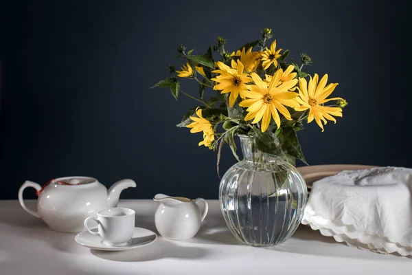 Bouquet Yellow Jerusalem Artichoke Transparent Vase Black Background Table White — Stock Photo, Image