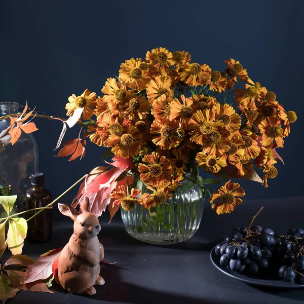 Bouquet Orange Helenium Wild Grape Leaves Fluted Glass Vase Dark — Stock Photo, Image