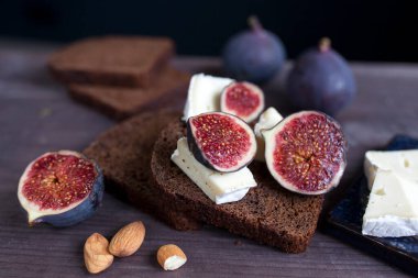 Yünlü kahverengi arka planda bir sürü taze incir. Tropik meyve