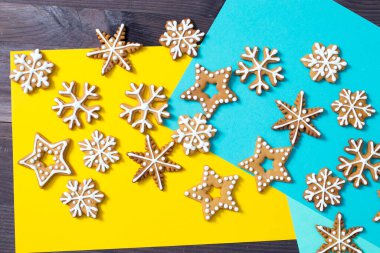 Üstte üst açılı yakın çekim. Güzel bir noel süslemesi fotoğrafı. Sarı ve mavi el işi kağıdında duruyor.