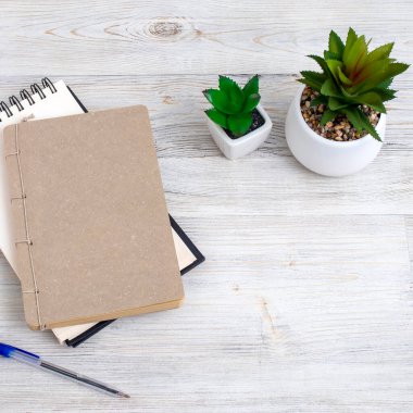 Boş not defteri, kahve fincanı ve tahta kalemi olan masa. Düz görünüm kopyalama alanı.