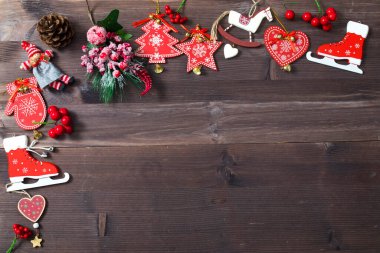 Yukarıdaki yüksek açılı yakın çekimde, güzel bir noel süslemesinin ahşap masa üzerinde duran fotoğrafı.