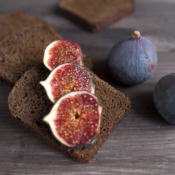 Bunch Fresh Ripe Figs Wodden Brown Background Tropical Fruit — Stock Photo, Image