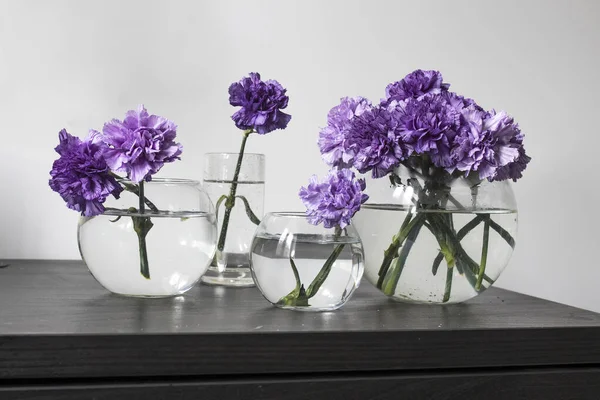 Bridal Bouquets Lilac Carnations Four Glass Vases Different Sizes Table — Stock Photo, Image