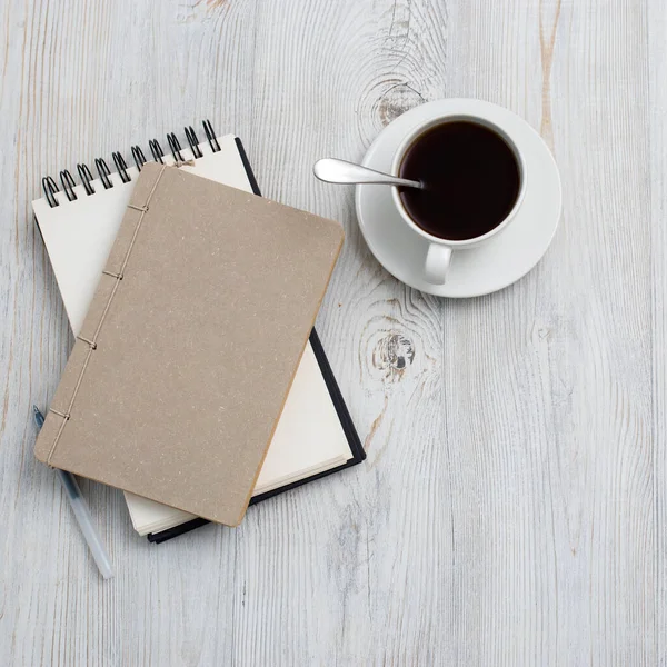 Skrivbord Kontor Med Tom Anteckningsblock Kaffekopp Och Penna Träbord Platt — Stockfoto