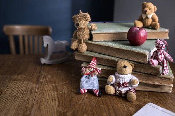 Een Kerstpop Beren Zitten Een Stapel Oude Boeken Begrepen Ruimte — Stockfoto