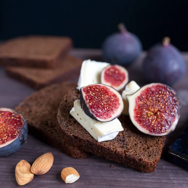 Bunch Fresh Ripe Figs Wodden Brown Background Tropical Fruit — Stock Photo, Image