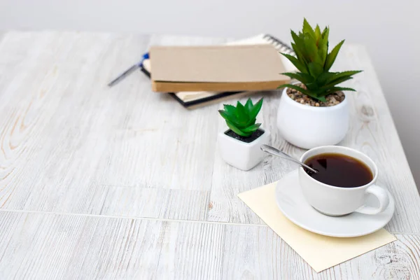 Skrivbord Kontor Med Tom Anteckningsblock Kaffekopp Och Penna Träbord Platt — Stockfoto