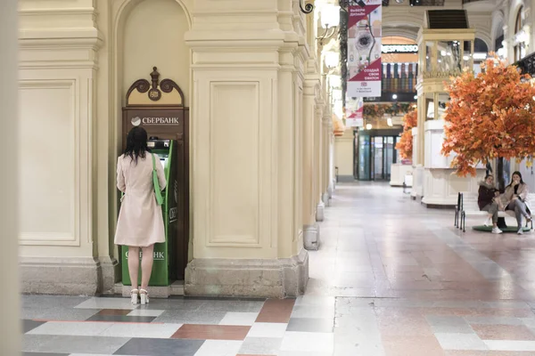 러시아 모스크바 2020 비옷을 파시로 여자가 백화점 Gum 기에서 인출하다 — 스톡 사진