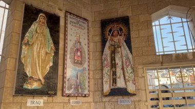 Nasıra, İsrail, 12 Şubat 2022. Bebeği tutan Bakire Meryem 'in simgeleri Kuzey Nasıra' daki Annunciation Kilisesi 'nin avlusunda asılı duruyor..
