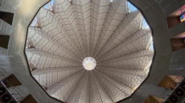 Nasıra, İsrail, 20 Aralık 2024. Kutsal Bakire Meryem 'in Anonsları Yunan Ortodoks Kilisesi. Kubbe şekilli tavanın altından görüntüle.