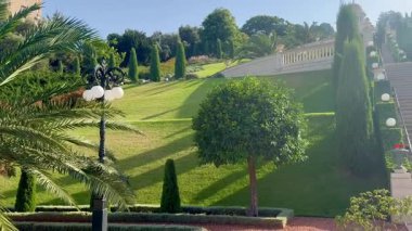 Hayfa, İsrail, 23 Eylül 2025. Bah Bahçeleri 'nin alt katının muhteşem terasları. Çeşmeler, manzara tasarımı ve mermer merdiven..