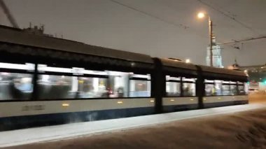 Moskova, Rusya, 23 2024, Krutitsky Val üzerinde bir tramvay hareket ediyor. Uzakta Novospassky Manastırı görülebilir. Gece