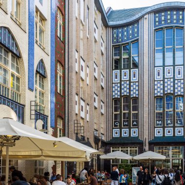 Berlin, Almanya, 5 Mayıs 2025, Hackesche Hfe avlularının dışında Art Nouveau mimarisi yer almaktadır. 