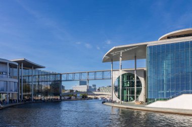 Berlin, Almanya, 5 Mayıs 2025, Berlin Modern Mimarlık: Marie-Elisabeth-Lders-Haus ve Spree River
