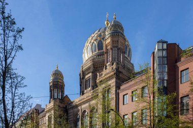 Berlin, Almanya, 5 Mayıs 2025, Yeni Sinagog Berlin - Gökyüzüne Karşı Süslü Kubbe ve Mimarlık