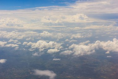 Bulutların üstünde airplan ile mavi gökyüzü