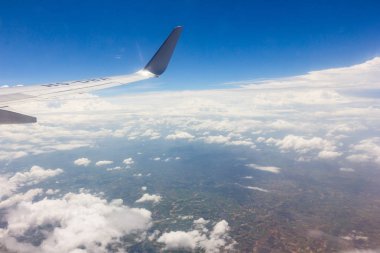 Bulutların üstünde airplan ile mavi gökyüzü