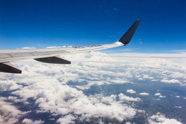 Bulutların üstünde airplan ile mavi gökyüzü
