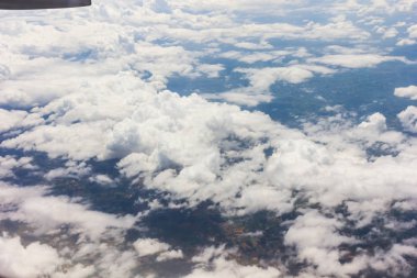 Bulutların üstünde airplan ile mavi gökyüzü