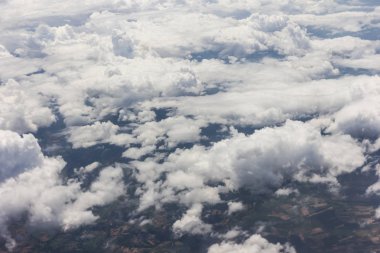 Bulutların üstünde airplan ile mavi gökyüzü