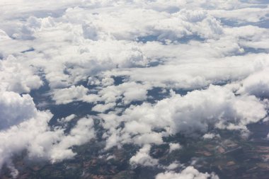 Bulutların üstünde airplan ile mavi gökyüzü