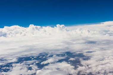 Airplan bulutlar arka plan ile mavi gökyüzü