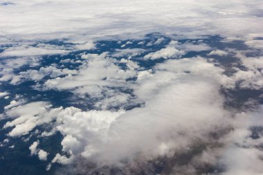 Airplan bulutlar arka plan ile mavi gökyüzü